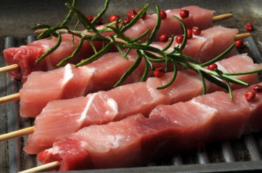 Koyun etinin pişmemiş Arrosticini 'si