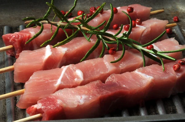 Koyun etinin pişmemiş Arrosticini 'si
