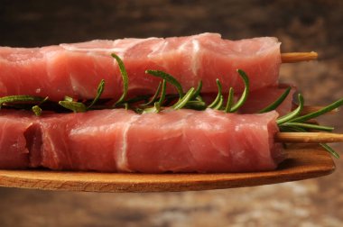 Koyun etinin pişmemiş Arrosticini 'si