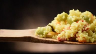 Kaşık içinde sebzeli kuskus.