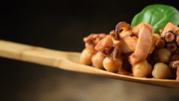 Tintenfischsalat Mit Kichererbsen Auf Einem Löffel — Stockvideo