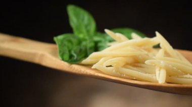 Trofie ya da trofiette kaşıkta pişmemiş makarna.