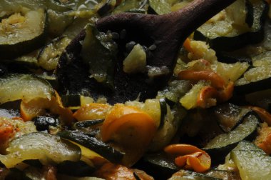 Tavada kızartılmış yeşil ve sarı kabak.