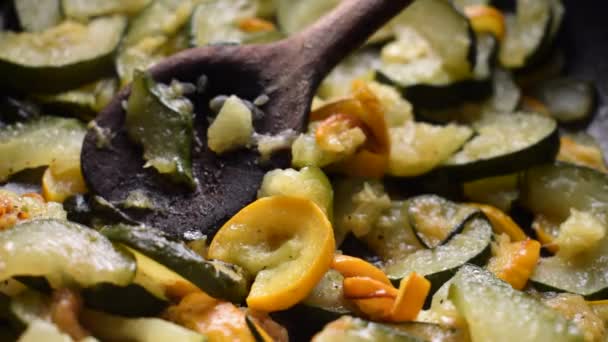 Grüne Und Gelbe Zucchini Einer Pfanne Gebraten — Stockvideo