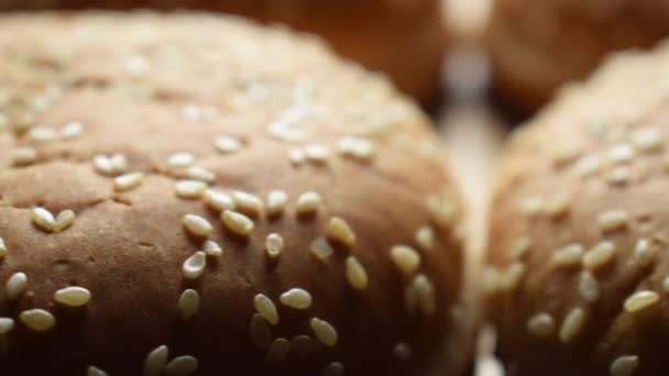 Sluiten Van Het Brood Met Sesamzaad — Stockvideo