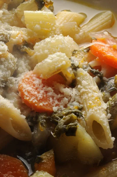Makarna ve parmesanlı sıcak sebze çorbası.