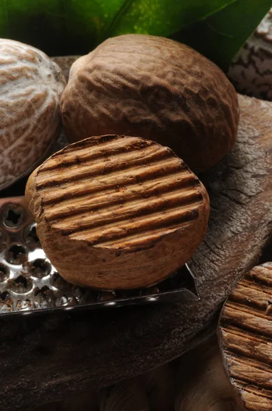 Primer Plano Los Nutmegs Con Rallador —  Fotos de Stock