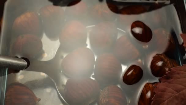 Preparazione Castagne Tostate Bagno — Video Stock