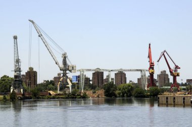 La Boca bölgesinden Riachuelo nehir manzaralı endüstriyel turnalar.