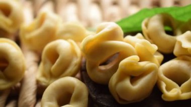Pişmemiş tortellini 'ye yakın çekim