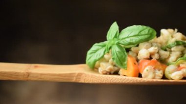 Mürekkep balığı ve kabaklı Orzotto arpa salatası.