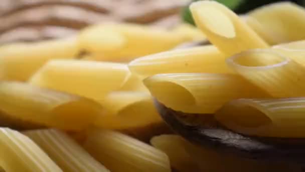 Penne Pasta Italiana Sin Cocer — Vídeos de Stock