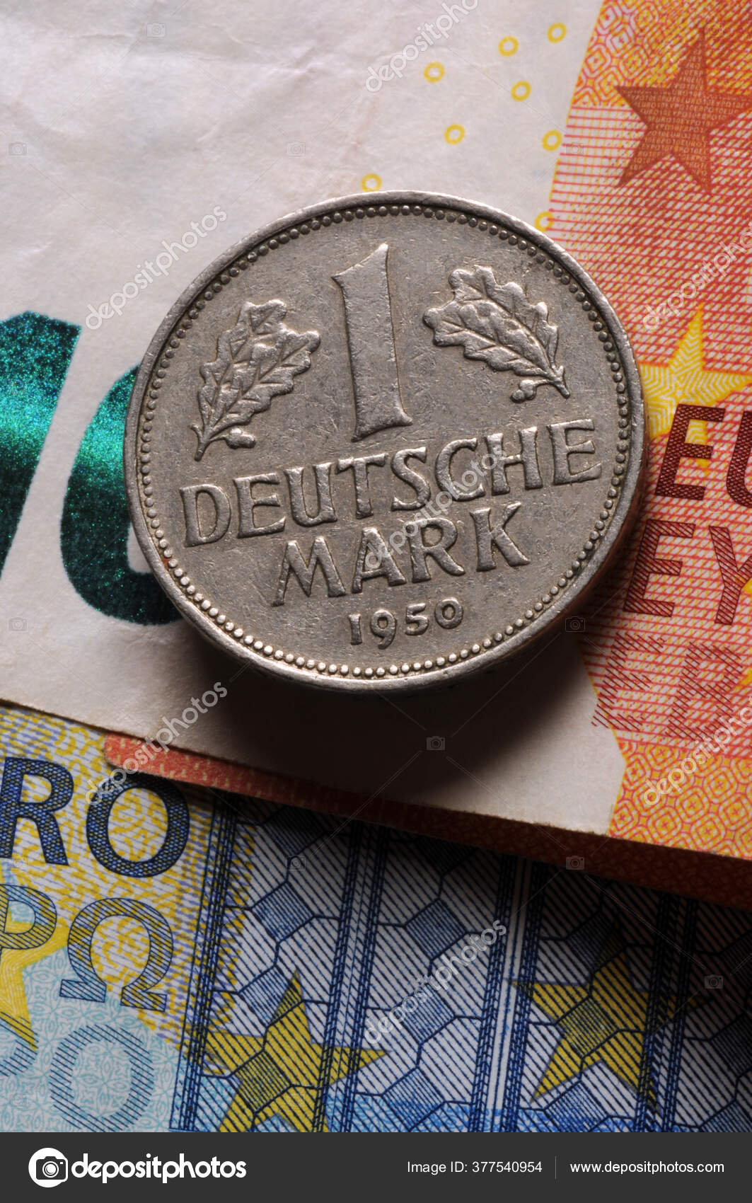 德国旧硬币在欧元上打上记号——图库图片© Euripides #377540954