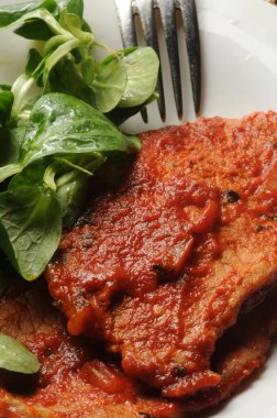 Domates soslu domuz filetosu ve mısır salatası.