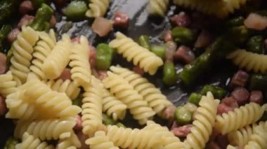 Pastırma ve kuşkonmazlı Fusilli.