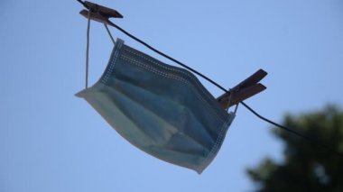 Güneşin altında cerrahi maske takmak.