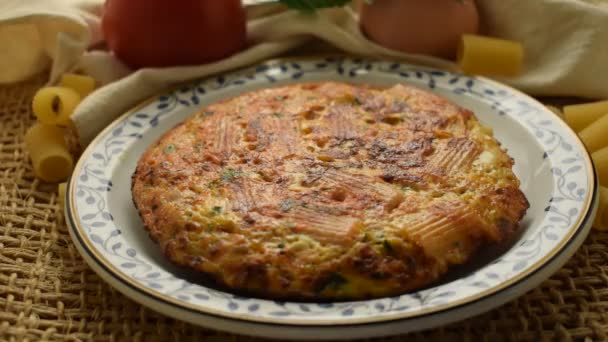 Makarony Pomidorowe Poddane Recyklingowi Frittata — Wideo stockowe