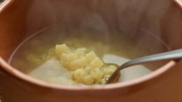 肉汤里的小面食 — 图库视频影像