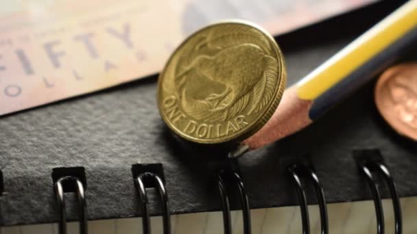 Neuseeland Dollar Über Notizbuch Mit Spirale Und Bleistift — Stockvideo