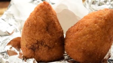 Açık arancino, pirinç ve bez dolguyu gösteriyor.