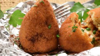Açık arancino, pirinç ve bez dolguyu gösteriyor.