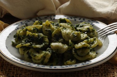 Cime di rapa ile Orecchiette pugliesi