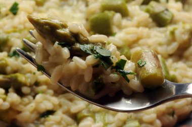 Yeşil kuşkonmaz ve maydanozlu risotto.