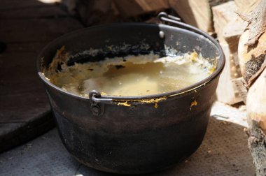 Polenta pişirmek için tipik tencereyi temizliyorum..