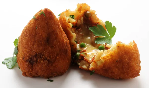 Açık arancino, pirinç ve bez dolguyu gösteriyor.