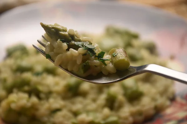 Risotto Mit Grünem Spargel Und Petersilie — Stockfoto