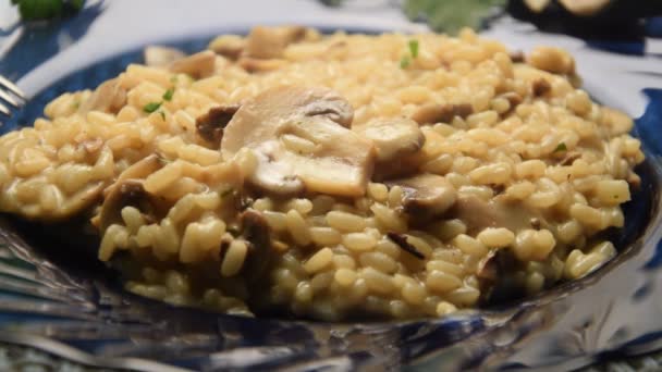 Prato Risoto Com Cogumelos Salsa — Vídeo de Stock