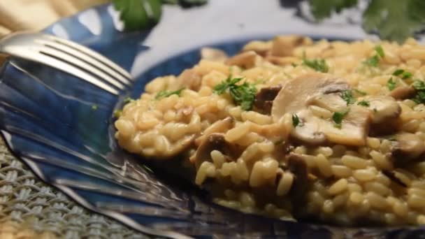 配上蘑菇和欧芹的意大利饭 — 图库视频影像