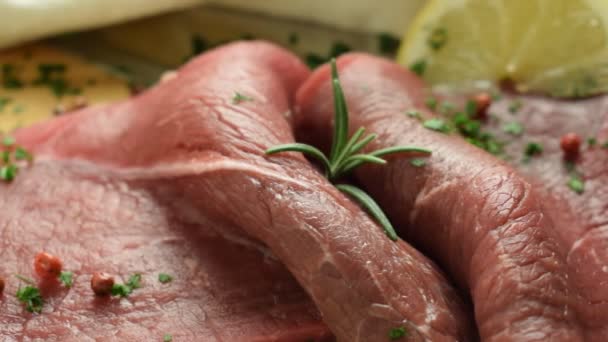 Filetes Crudos Con Hierbas Especias — Vídeo de stock