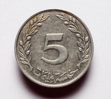 Beyaz zemin üzerinde alüminyum Tunus parası