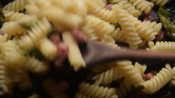 Fusilli Med Bacon Och Sparris — Stockvideo