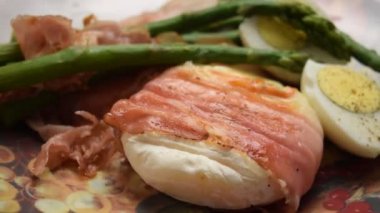 Geleneksel İtalyan peynirli tomino pancetta ve kuşkonmaz.