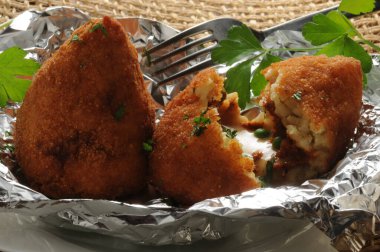 Açık arancino, pirinç ve bez dolguyu gösteriyor.
