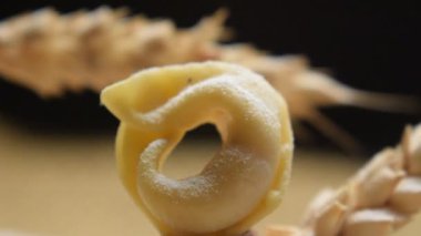 Un ve buğdaylı çiğ tortellini.