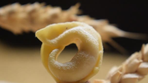 밀가루와 곁들인 Raw Tortellini — 비디오