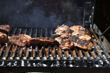 Buharda pişmiş tavuk parçaları.