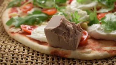 Çiğ pizzayı bira mayasıyla kapat.