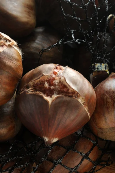 Closeup Castanhas Assadas Com Corte Típico Para Cozinhar — Fotografia de Stock