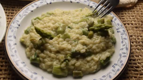 Primo Piano Piatto Risotto Con Asparagi Verdi — Video Stock