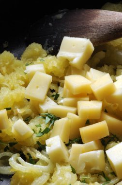 Frico 'nun tipik Friulian tarifinin hazırlanması için gerekli malzemeler