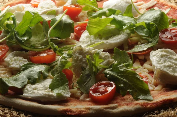 Pizza Com Mussarela Rúcula Tomate — Fotografia de Stock