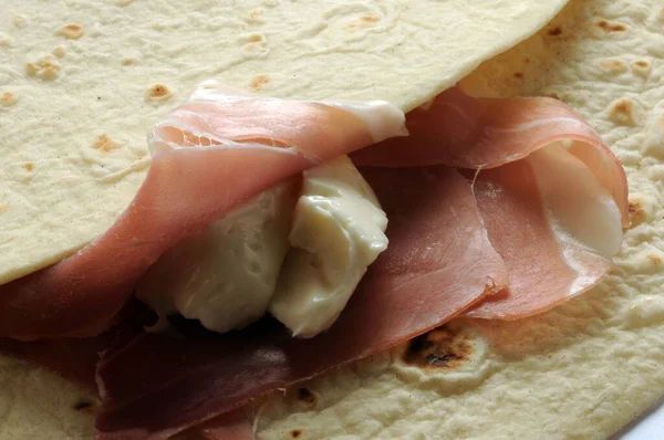 Primer Plano Piadina Romagnola Con Prosciutto Crudo Queso Squacquerone — Foto de Stock