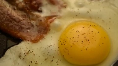 Tavada pişmiş yumurta ve pastırma.