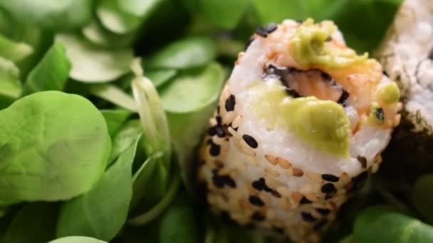 California Roll Met Wasabi Saus Maïssalade — Stockvideo