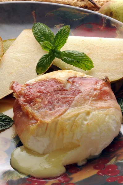 意大利传统的意大利乳酪托米诺 加潘塞塔和梨 — 图库照片