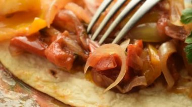 Piadina 'da pişmiş biber salatası ve soğan yakın çekim